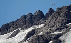 Un helicóptero sobrevuela la Marmolada, donde el domingo una avalancha se cobró la vida de al menos siete personas/efe