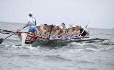 Los remeros de la Torekua IIen un momento de la regata del domingo disputada en la bahía de La Concha./José Mari López