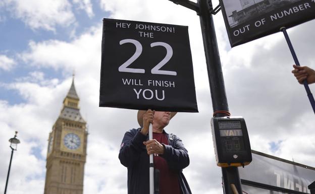 A man protests against Boris Johnson this Wednesday.  The 22 refers to the 1922 Committee, an internal body of the Conservative Party