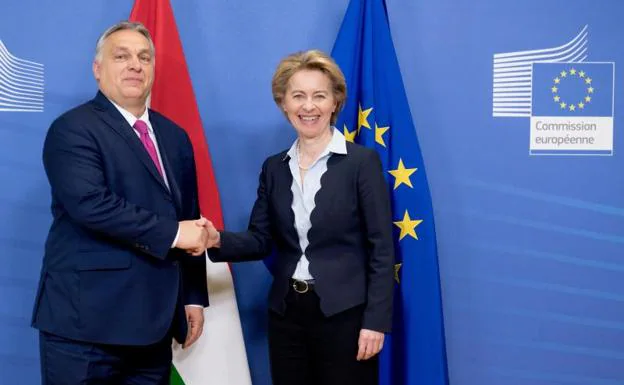 Orbán and Von der Leyen greet each other during a session of the European Commission. 
