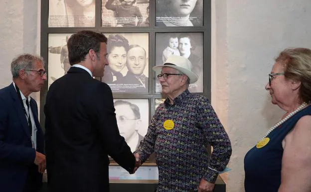 Macron meets survivors of Jewish repression Marcel Sztejnberg and Regine Lipp during a visit to the Shoah memorial, marking the 80th anniversary of the Vel d'Hiv raid, in Pithiviers.
