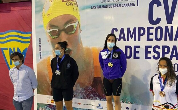 In the center of the image, Maider Redin, who last summer was proclaimed champion of Spain in the 50 butterfly.
