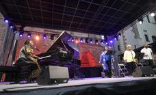 Con sus mejores galas se ha sentado Myers al piano, con el que ha acompañado y cantado junto a los tres vocalistas un amplio repertorio de góspel, blues y espirituales negros./SARA SANTOS