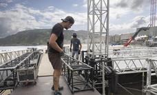 Los escenarios del Festival de Jazz, como el de la playa de La Zurriola, están siendo desmontados este martes. ./Sara Santos