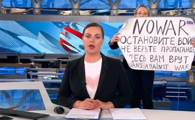 Marina Ovsiannikova breaks into the news with a protest poster, on March 14.