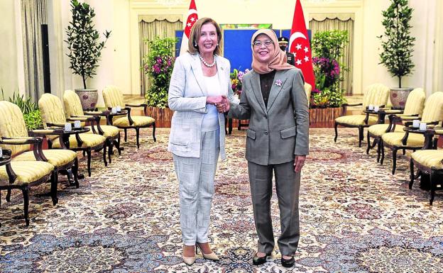 The president of the US House of Representatives, Nancy Pelosi, this Monday in Singapore with the president, Halimah Yacob