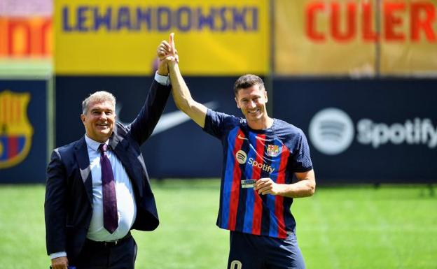 Joan Laporta and Robert Lewandowski, the great signing of the summer in the League. 