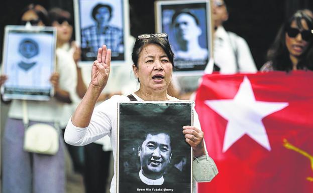 Several demonstrators protest in Berlin with photos of four activists executed by the Government of Myanmar.