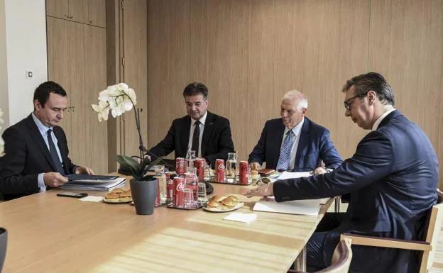 The prime minister of Kosovo, Albin Kurti, (left), together with the head of European diplomacy, Josep Borrell, the EU special representative in the Balkans, Miroslav Lajcak, (both in the center) and the president of Serbia, Alexander Vucic (right), this Thursday in Brussels