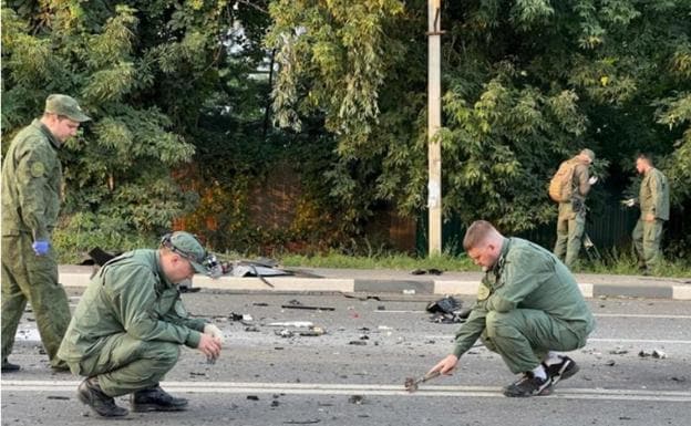 Russian investigators at the site of the car explosion where Darya Duguina.