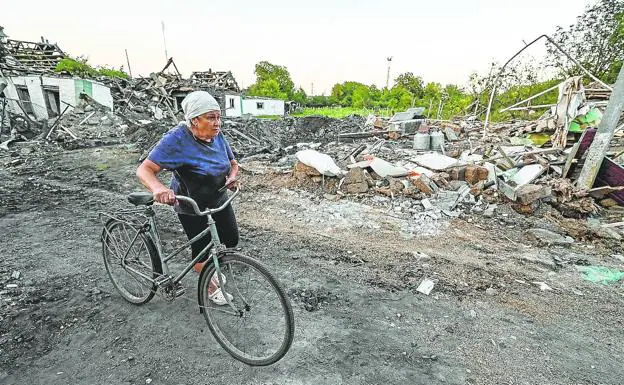 A woman looks at the damage caused by the Russian bombardment that occurred on Wednesday night in the Ukrainian town of Chaplino. 
