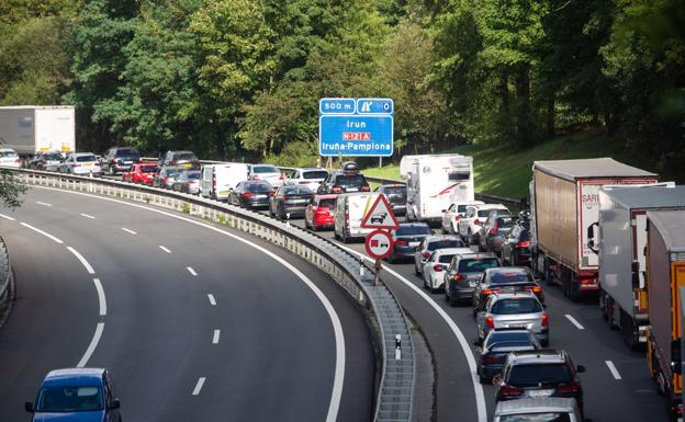 Irun reclama una solución institucional a su situación «insostenible» tras 15 días de colas