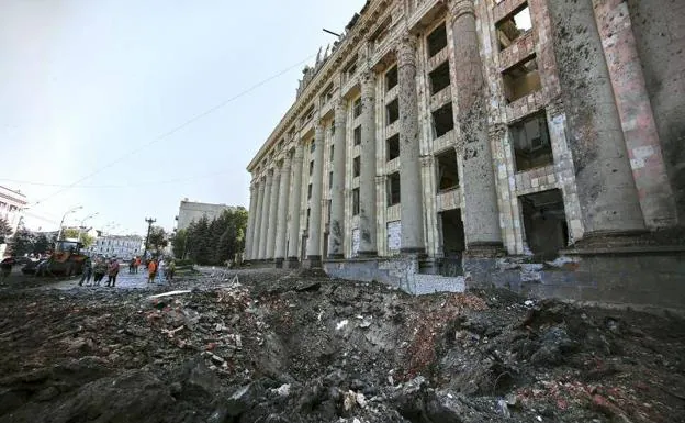 Crater left by a Russian bombardment in the city of Kharkov, this Monday