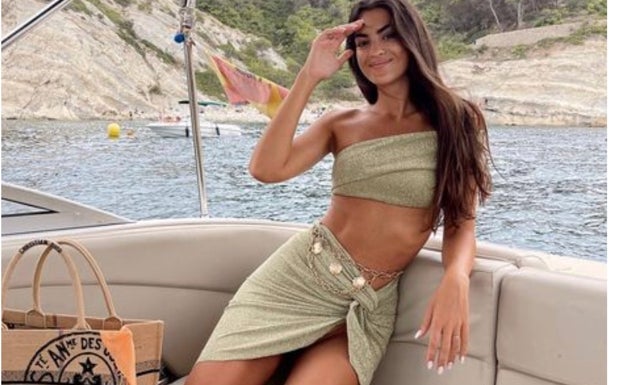 Conjunto de falda y top en tonos verde con 'chain belt'. 