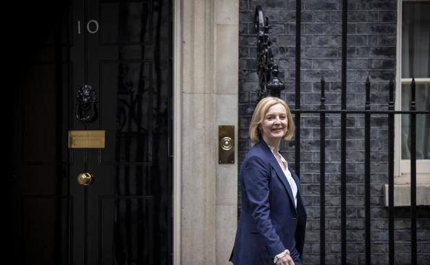 The British 'premier', on her way out this Wednesday from her official residence, at number 10 Downing Street