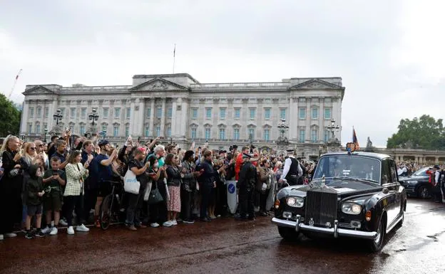 Buckingham Palace has been filled with onlookers who have come for the death of the queen.