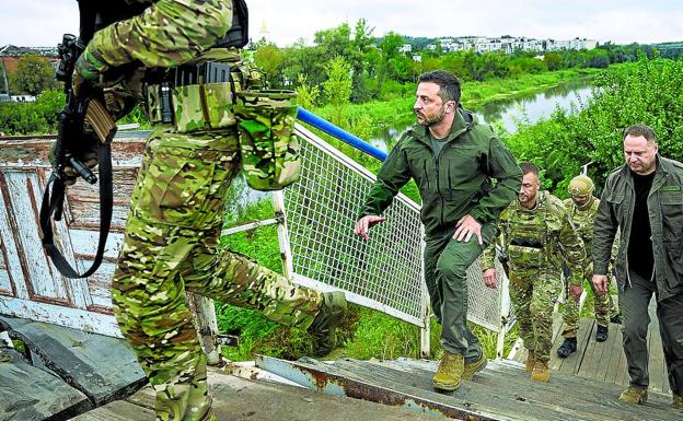 Volodymyr Zelensky visited the troops stationed in the recently reconquered town of Izium on Wednesday.