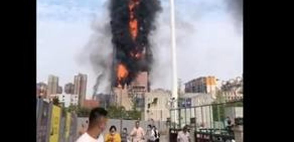 A terrifying fire devours a skyscraper in the Chinese city of Changsha