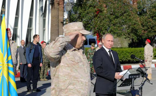 Surovikin with Putin in Syria in December 2017.