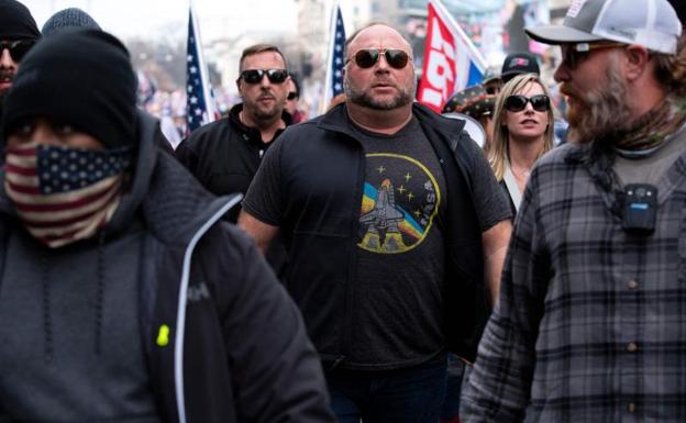 Alex Jones (center) joined supporters of US President Donald Trump during the storming of the Capitol. 
