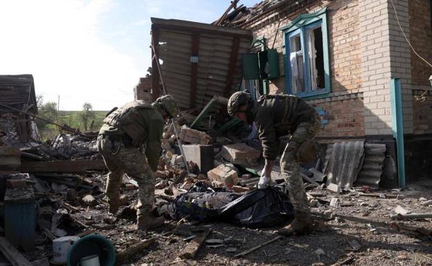 Ukrainian soldiers remove the body of a civilian, this Thursday in the Donetsk region.