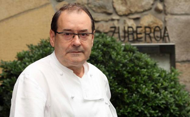 Hilario Arbelaitz, frente a su restaurante Zuberoa, que cerrará a finales de año./Arizmendi