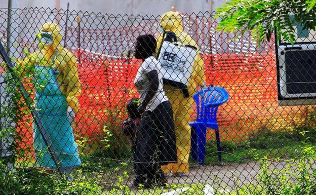 A woman and her child at an Ebola vaccination point in Bwera, Uganda, in 2019.