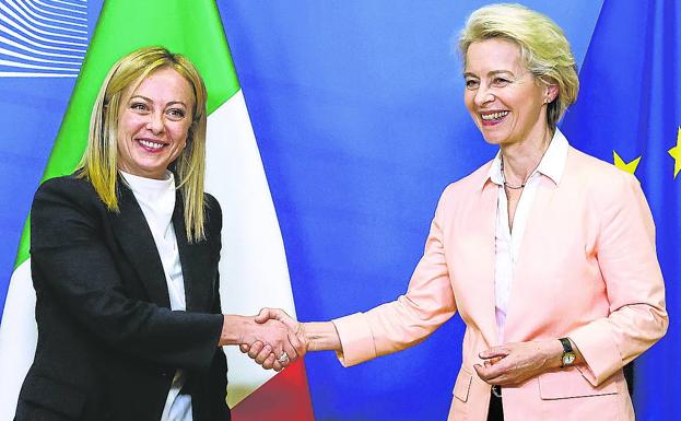 Prime Minister Giorgia Meloni greets the President of the European Commission, Ursula von der Leyen. 
