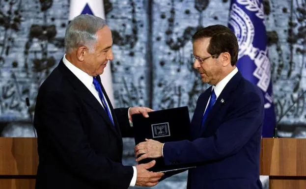 The President of Israel, Isaac Herzog, gives the former Prime Minister, Benjamin Netanyahu, the mandate to form the new Government. 