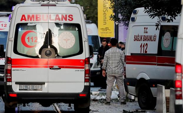 Medical teams help the injured and transport the victims of the Istiklal explosion. 