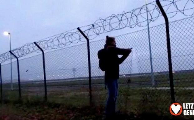 Screenshot of a video broadcast by 'Last generation' on social networks, in which a young man is seen cutting the fence to access the airport runway.