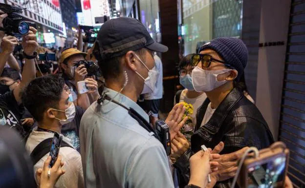 A man confronts a policeman during a vigil for the victims of the covid, this Monday in Hong Kong.
