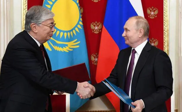Russian President Vladimir Putin, together with his Kazakh counterpart, Kasim-Zhomart Tokáyev, this Monday in Moscow.