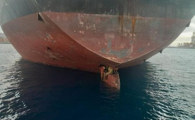 The three stowaways boarded the rudder blade of the oil tanker 'Alithini II' after arriving in Las Palmas de Gran Canaria on Monday afternoon. 