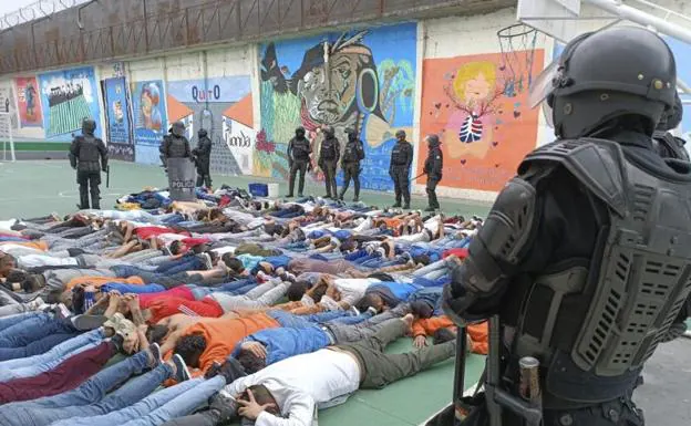The security forces during an operation in the Pichincha 1 prison after the riot that broke out on November 18. 