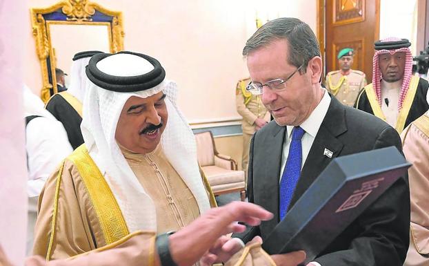 The King of Bahrain, Hamad bin Isa al Khalifa, receives a gift from the President of Israel, Isaac Herzog.