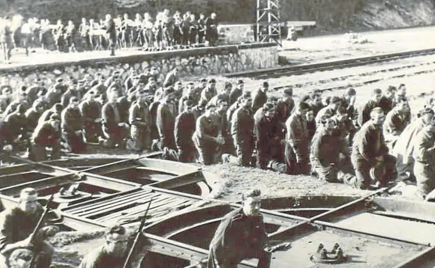 Los prisioneros siguen de rodillas una de las ceremonias de 'adoctrinamiento' del campo de concentración de Irun.