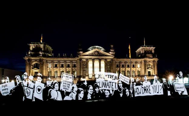 Climate activists paralyze traffic in front of the German Parliament. 