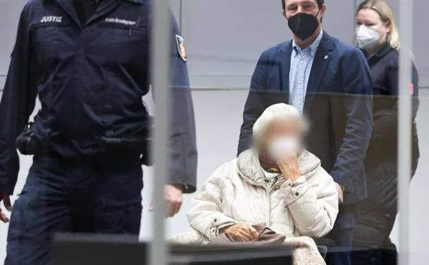 Furchner, with his face pixelated, this Tuesday upon his arrival at the Itzehoe Court, in northern Germany.