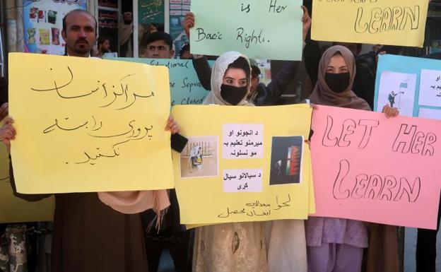 Afghan refugee women protest in Pakistan against the Taliban's ban on women in universities. 