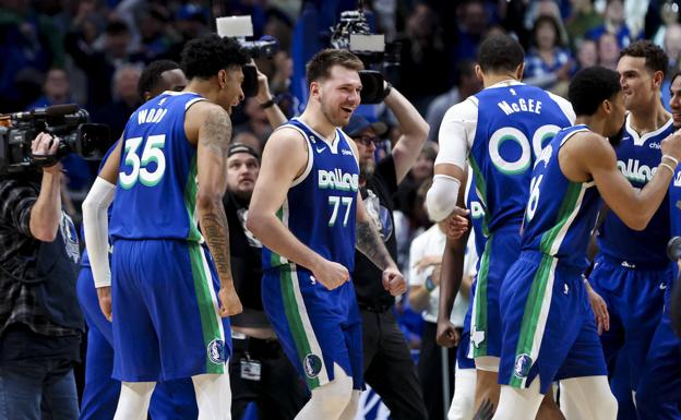 Luka Doncic celebrates with the rest of the Dallas players the victory against New York.