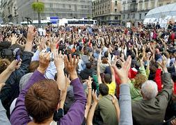 Los asistentes a la protesta de la Puerta del Sol no están dispuestos a dar su brazo a torcer. / Foto: Efe | Vídeo: Virginia Carrasco/