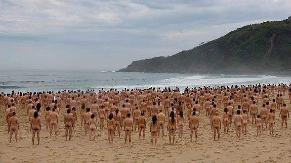 spencer tunick san sebastian bilaketarekin bat datozen irudiak