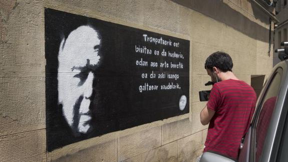 Reponen En San Sebastian El Mural Dedicado A Mikel Laboa Que Fue Borrado Por Error El Diario Vasco